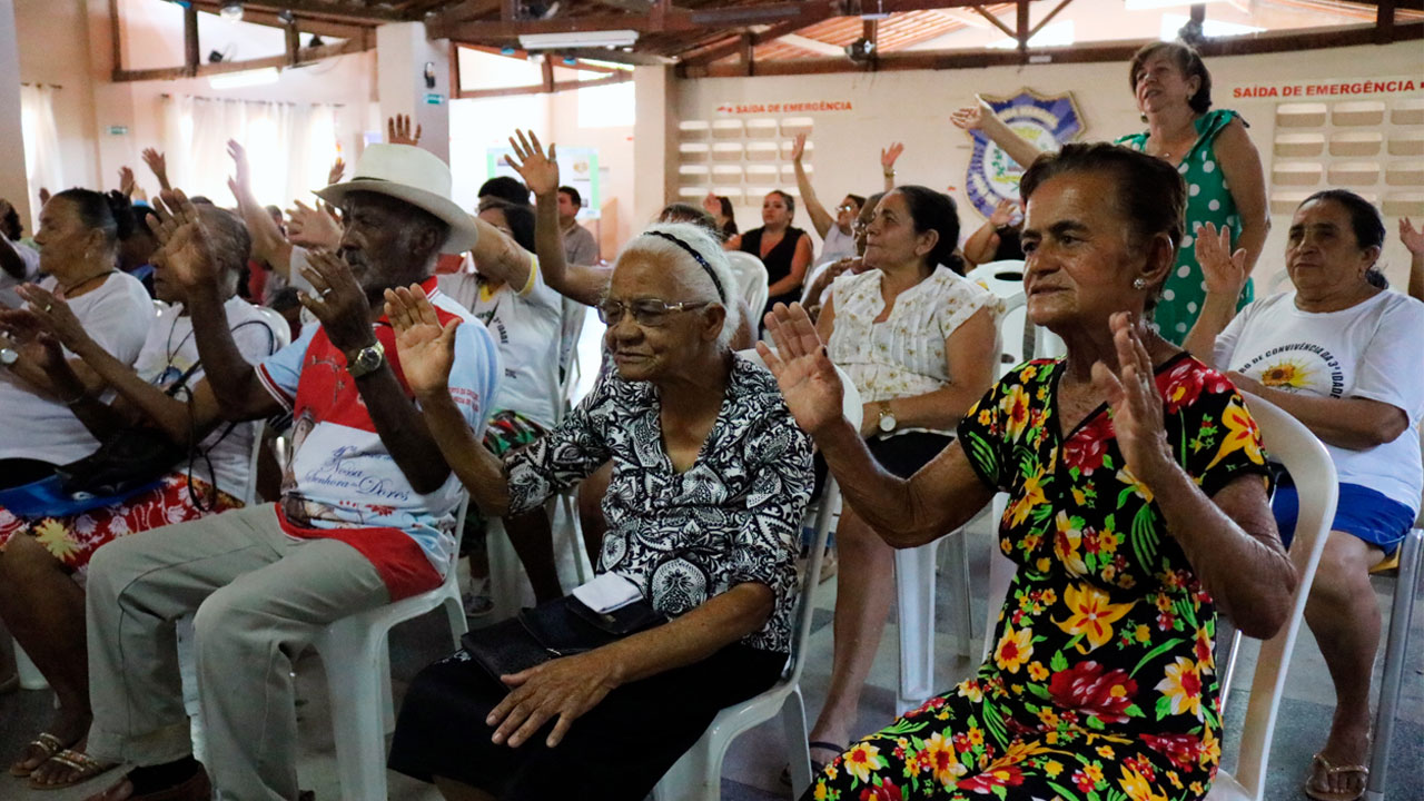 Secretária de Desenvolvimento Social e Cidadania reúne grupos de idosos