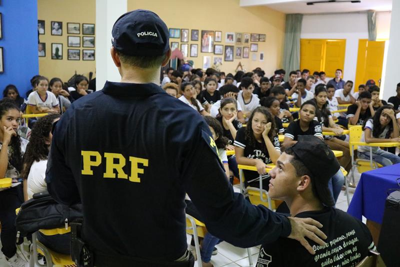 Polícia Rodoviária Federal ministra palestra em São José do Belmonte