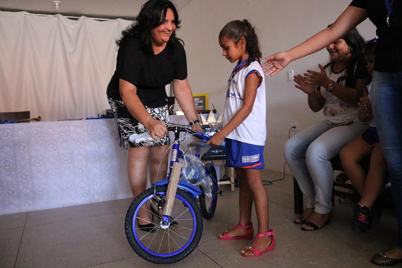 Alunos da rede municipal de ensino ganham bicicletas em concurso sobre o trânsito