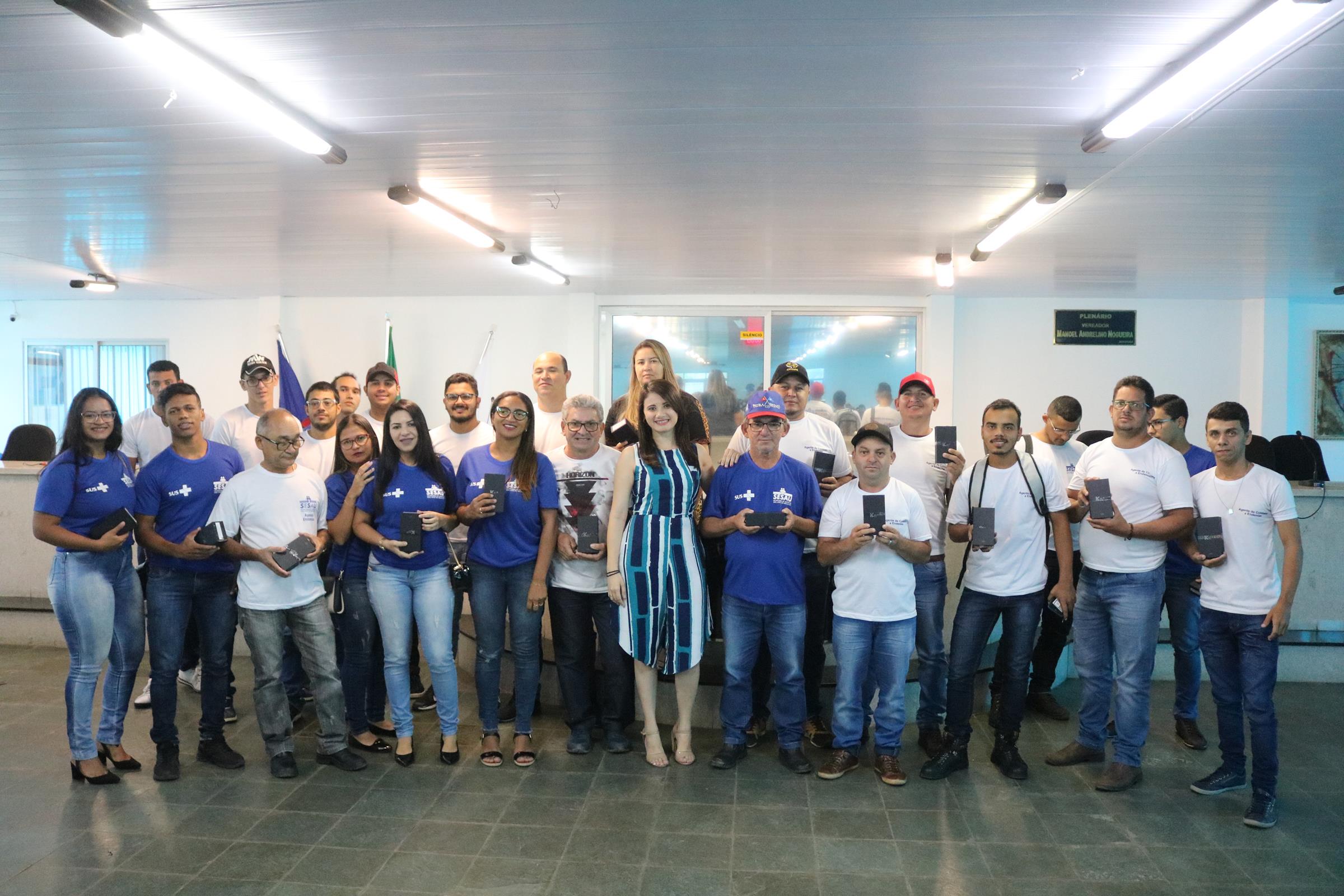 Agentes de endemias de São José do Belmonte recebem aparelho celular para agilizar atendimento