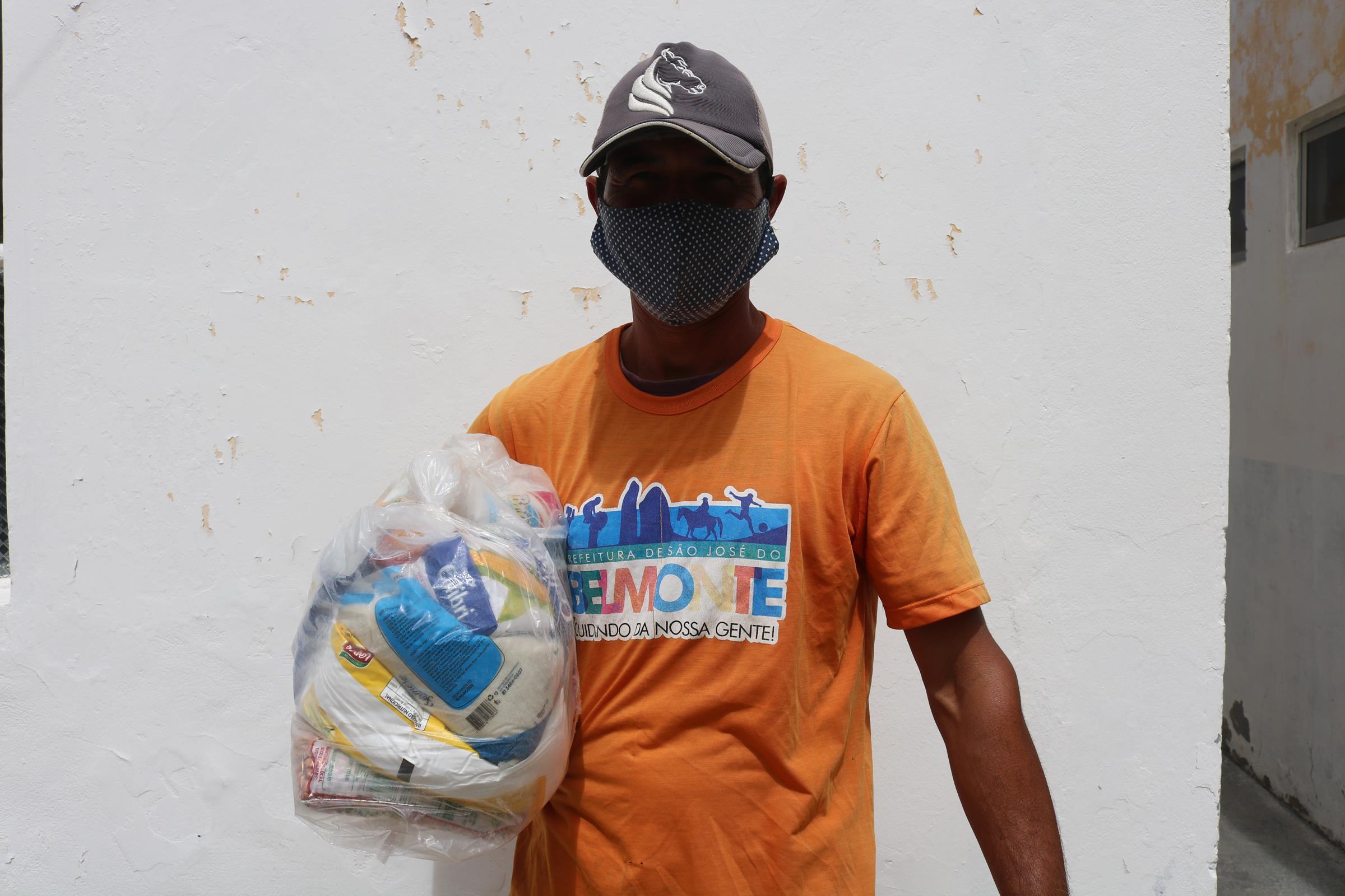 Em homenagem ao Dia Do Gari prefeitura distribui 60 cestas básicas para a equipe da limpeza